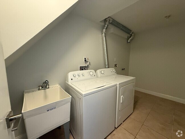 Building Photo - 2345 E 1st St Unit 3 Rental