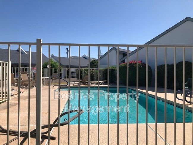 Photo - 302 N Sycamore