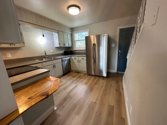 Photo - 103 Empire West Road