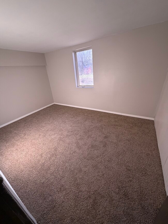 Bedroom - 611 S Hawthorne Ave Unit B