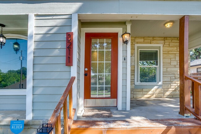 Photo - 3211 Montague St