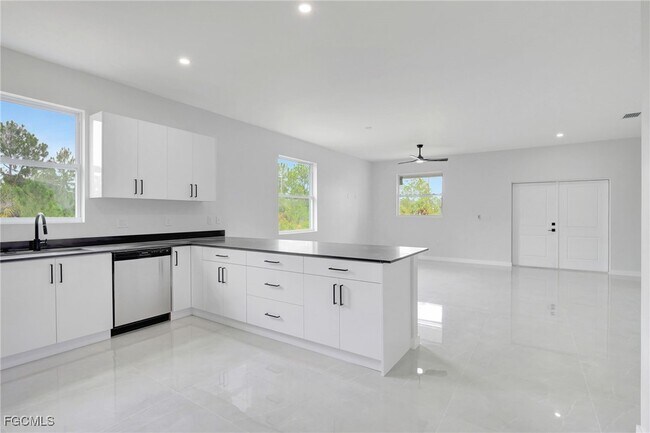 Photo - 1072 Norton Ave S