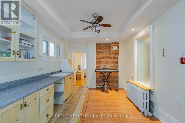 Photo - 220 Lyon St. N