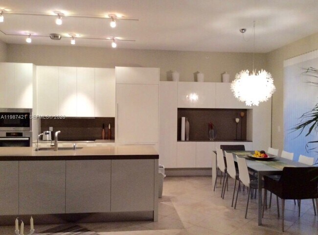 Photo - 55 Merrick Wy Unidad 825