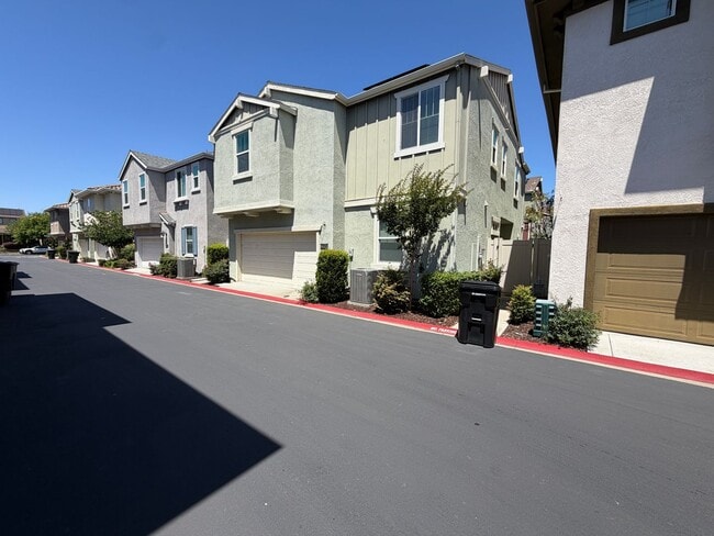 Building Photo - Beautiful 4 Bedroom home in Fantastic Location