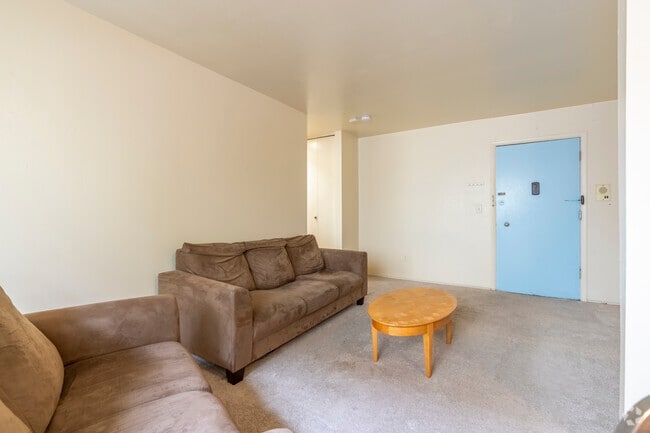 1BR, 1BA - 700SF - Corner Unit - Living/Dining Room