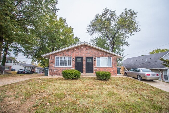 Building Photo - Spacious two bedroom renovated apartment Unit 7- 2385 Ridgecrest