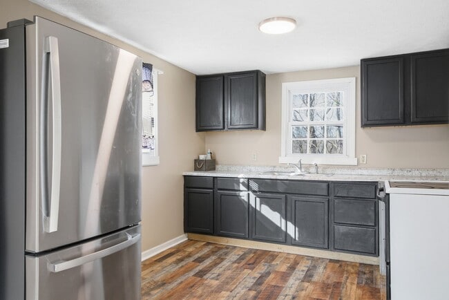 Photo - 2 Bed / 1 Bath.  Pet Friendly.  Off street parking. Unidad 1