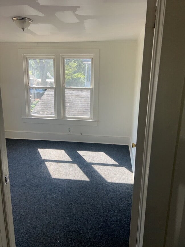 Photo - "Charming 2-Bedroom Retreat in Greenville – Ideal Location on W. 6th Street!"