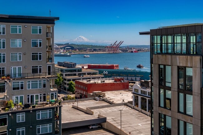 Building Photo - 2 BR/1.75 BA Penthouse Unit 1116