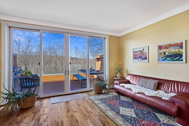 Photo - 493 Warburton Ave