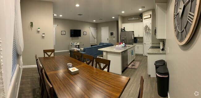 Building Photo - 3737 E Catalina Dr Rental