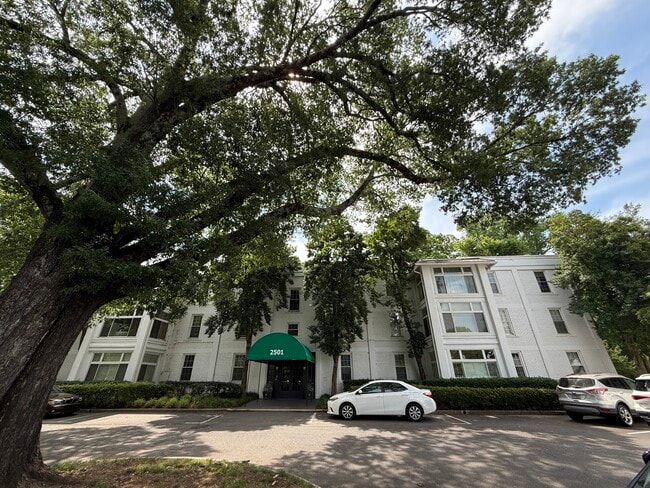Building Photo - 2501 Roswell Ave Unit 102
