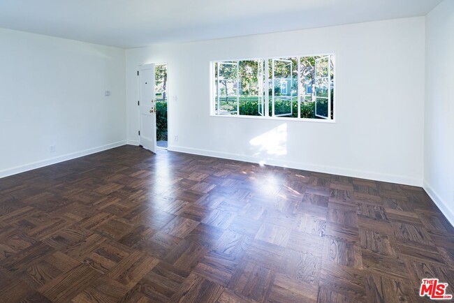 Photo - 5420 Village Grn