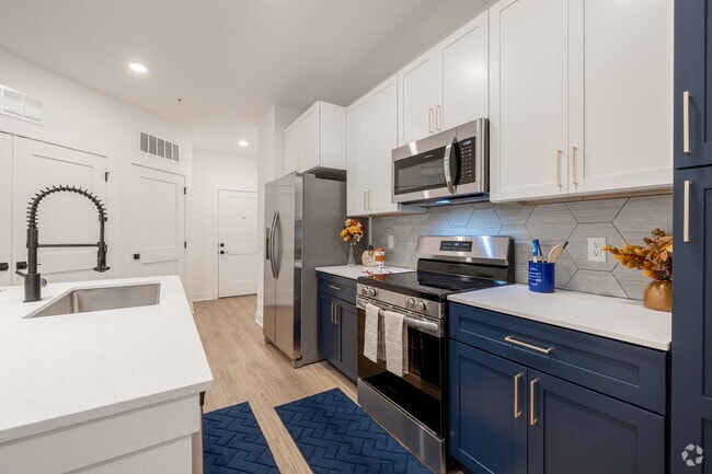 1BR, 1BA - 761SF - Hawthorne -Kitchen - The Lennox at Copperleaf