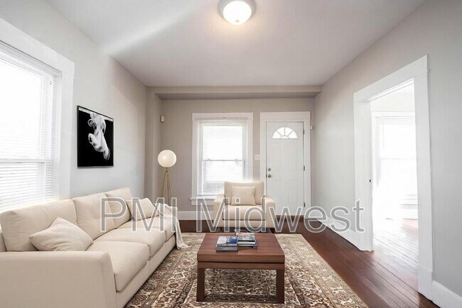 Photo - 323 W 40th St