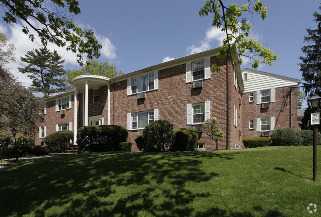 The Williamsburg Apartments - The Williamsburg Apartments