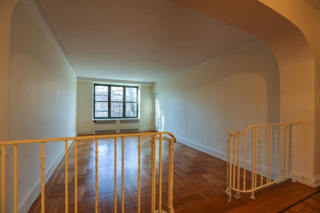 Photo - 150 E Hartsdale Ave Unidad STF