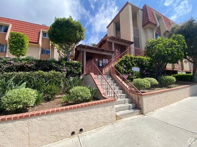 Building Photo - Spacious 2 Bedroom Signal Hill Condo for R...