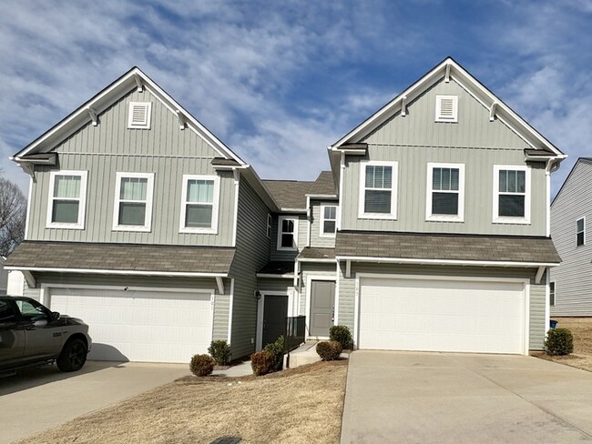 Building Photo - 3 br paired home with loft, minutes from I-77 I-40