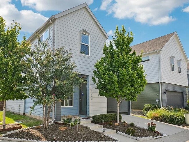 Building Photo - MOVE IN READY