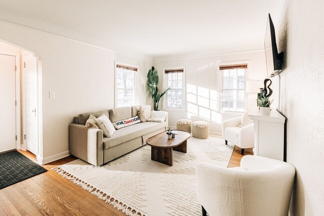 Photo - 1570 Chelsea St