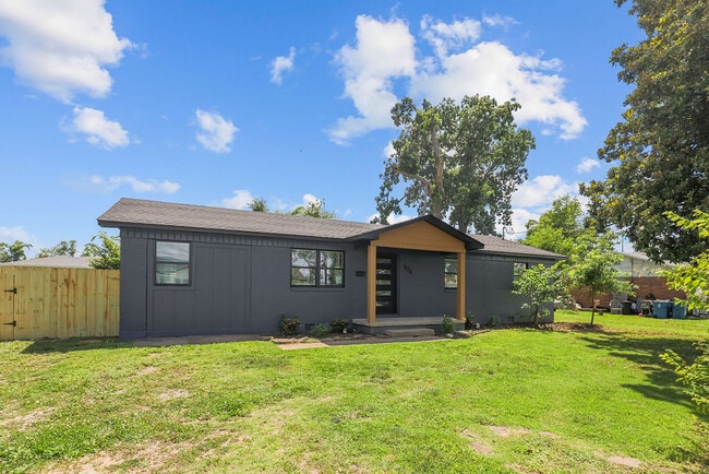 Photo - 809 Carson Dr