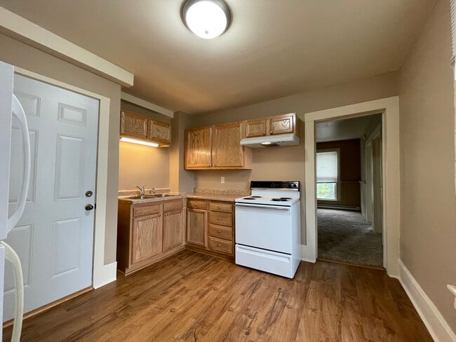 Kitchen - 631 N Dewey St Unit 4