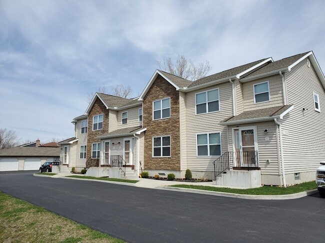 Building Photo - 1290 Center Rd Rental