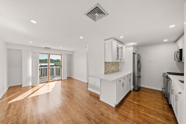 Building Photo - 336 Adams St Unit 28