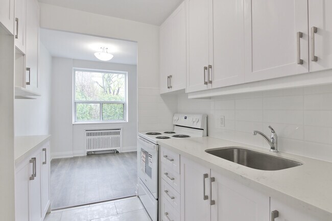 2-Bed - Kitchen - 29 Upper Canada Drive