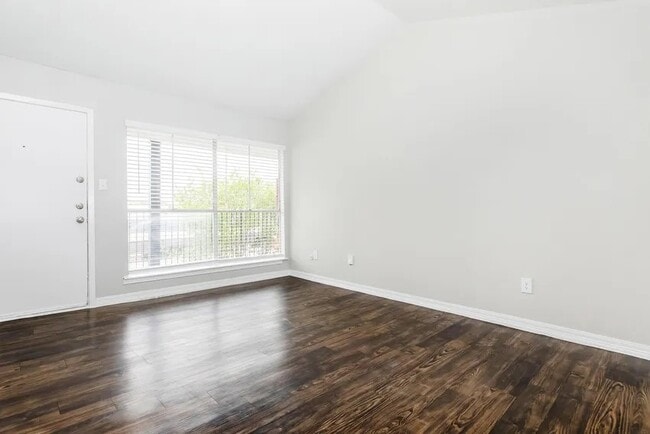 Building Photo - 4400 Memorial Dr Unit 28-2191