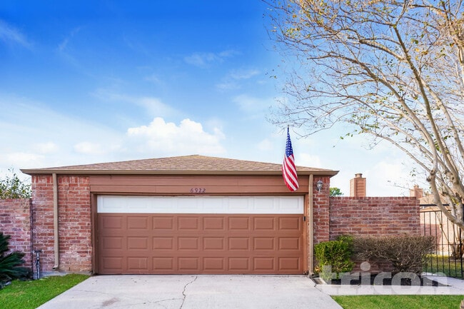 Building Photo - 6922 Clee Ln