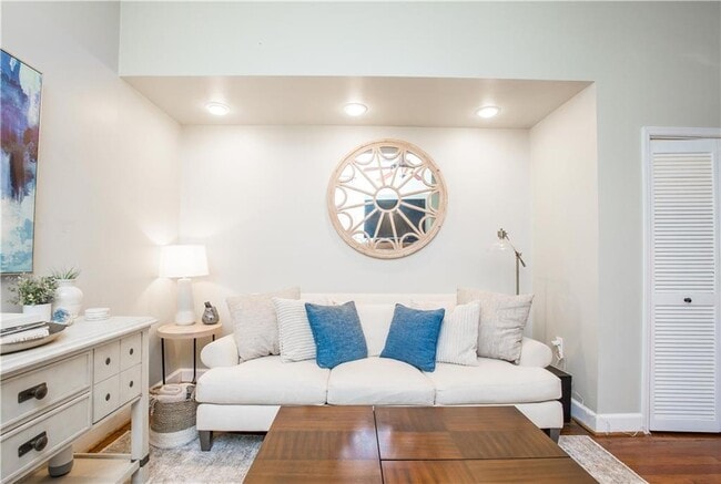 Photo - 952 Myrtle St NE