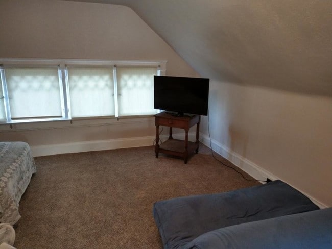 Small bedroom - 1528 Quarrier St Unit 1528 Quarrier 3rd floor