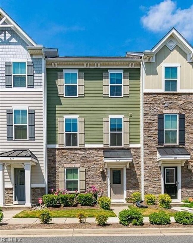 Building Photo - Gorgeous Tri-Level Condo