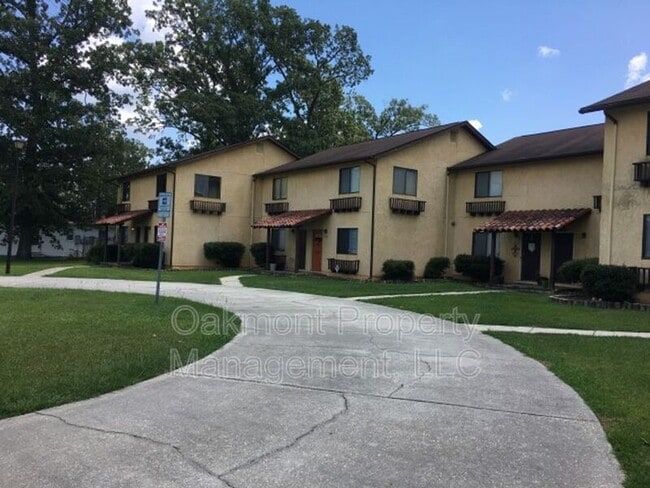 2831 Breezewood Ave