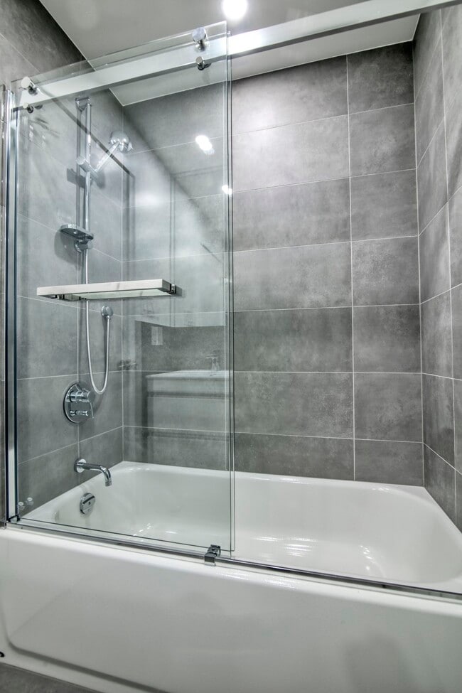 Photo - 4930 Queen-Mary