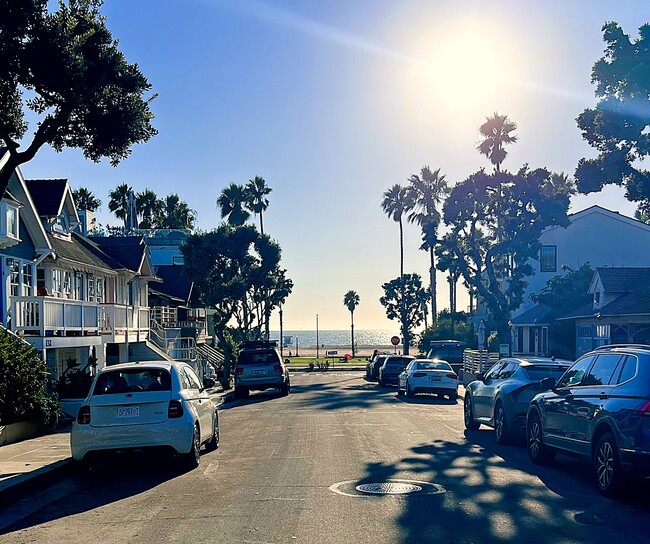 A media cuadra de la playa. Torre 25. - 140 Hart Ave