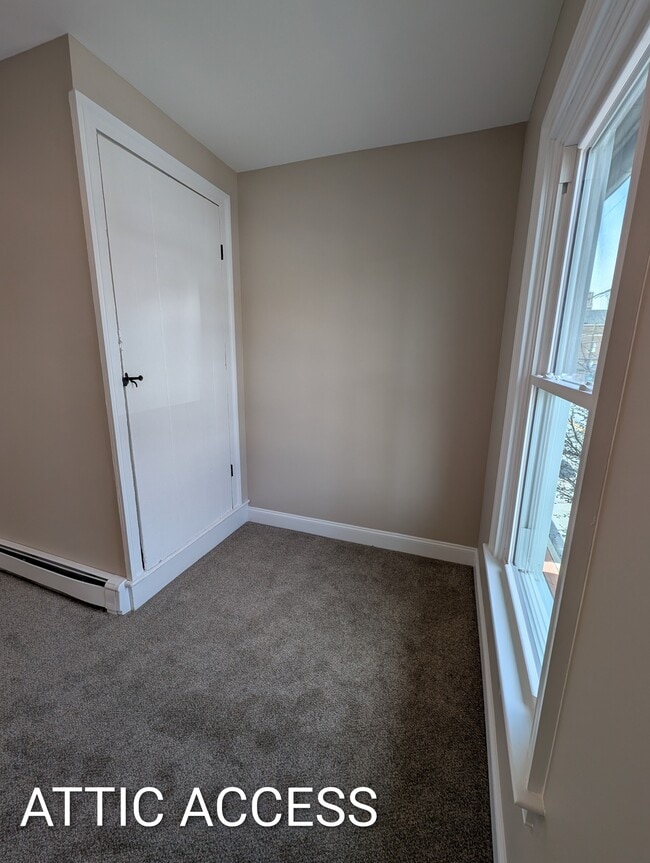 Sala de estar - Acceso al ático para almacenamiento - 48 E Main St Unidad 2