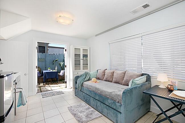 Photo - 5027 Santa Monica Ave Unidad Beachside Condominium