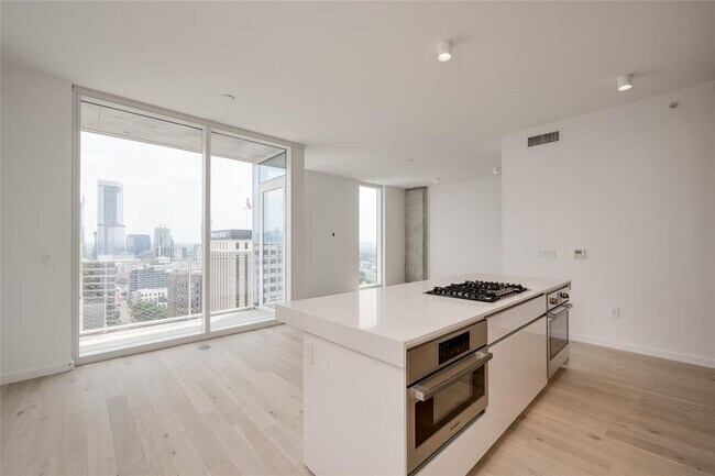 Building Photo - 313 W 17th St Unit 1806