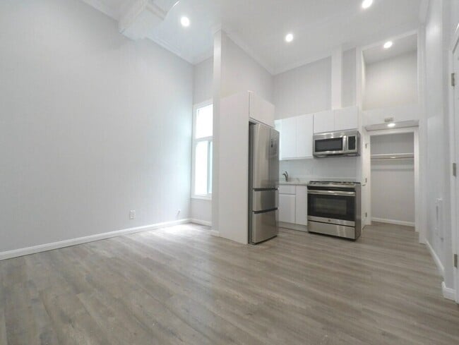 Building Photo - 518 7th St Unit 03
