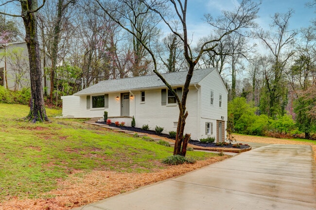 Photo - 1546 Whitower Dr SW