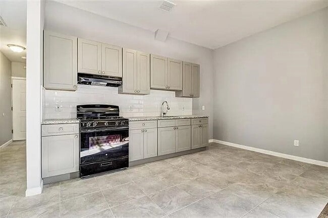 Photo - 585 Bramhall Ave Unit 3