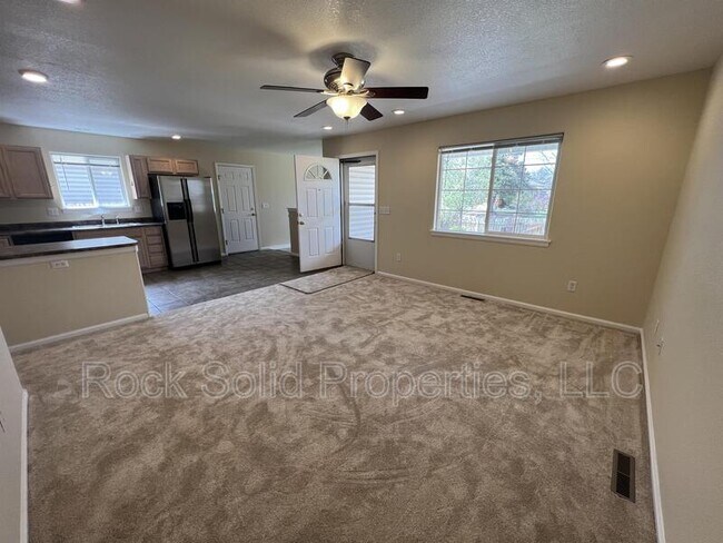 Photo - 405 E 5th St