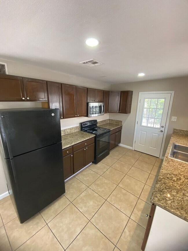 Photo - 2p2106 Unit #A