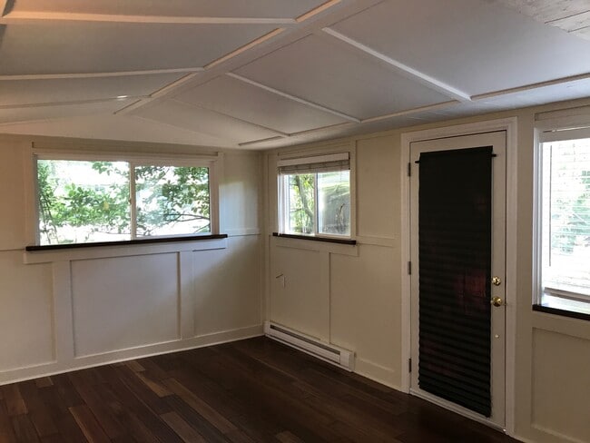 Building Photo - 1620 Ash Rd Unit Lower Suite