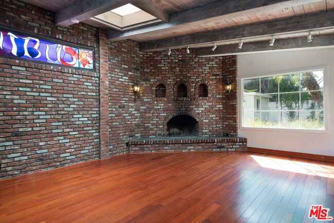 Photo - 14842 Morrison St