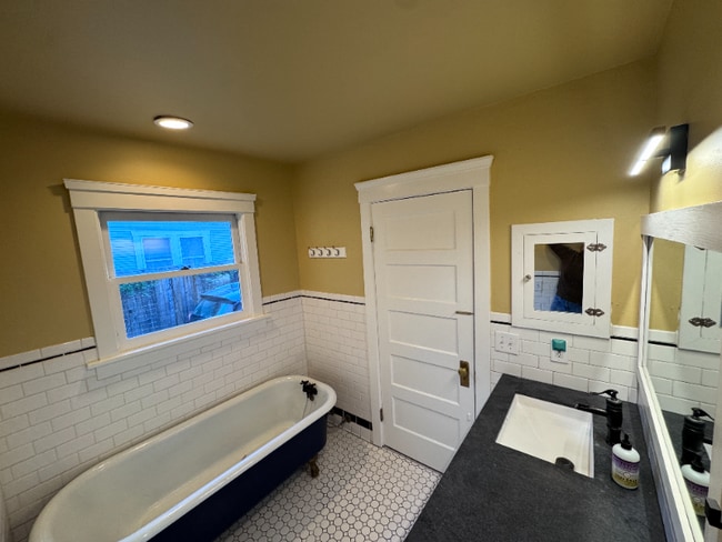 Photo - 643 Wright St